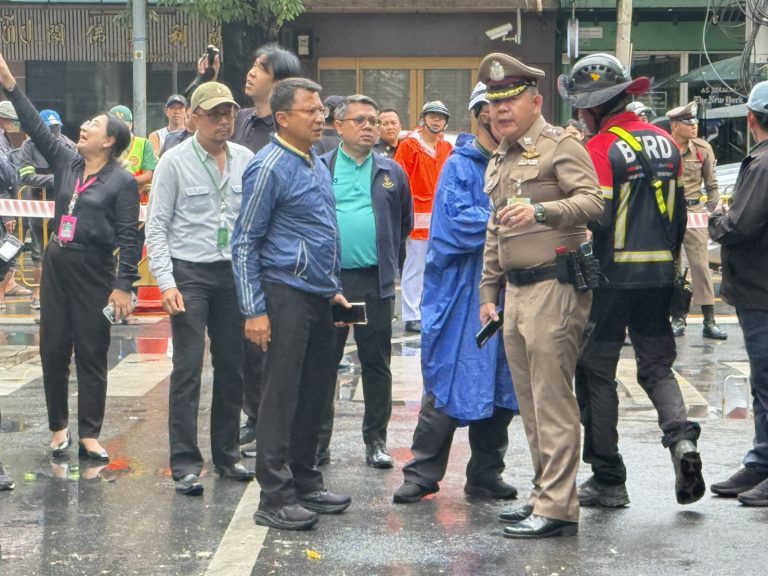 กันสาดอาคารทรุด ซอยสำราญราษฎร์
