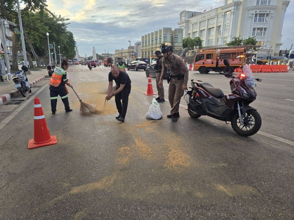 ทำความสะอาดคราบน้ำมันเครื่องที่หกอยู่บนพื้นถนน