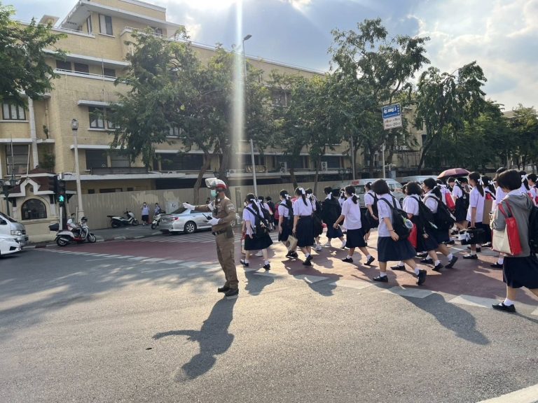 อำนวยการจราจรหน้าโรงเรียน