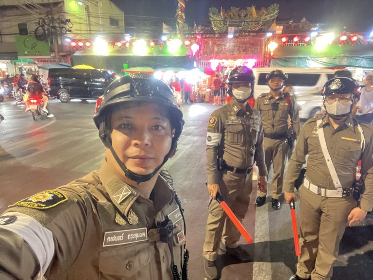 อำนวยการจราจร หน้าศาลเจ้าพ่อเสือ