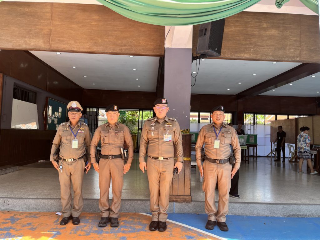 ออกตรวจความเรียบร้อย เจ้าหน้าที่ตำรวจ สน.สำราญราษฎร์ ที่ประจำหน่วยเลือกตั้ง